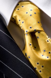 Zum Medienfestival den Anzug mit Hemd und Krawatte kombinieren